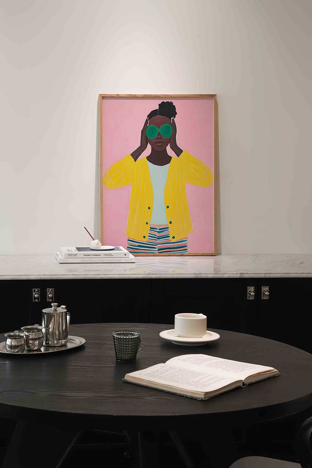 Vrouw met groene bril – moderne poster in staand formaat