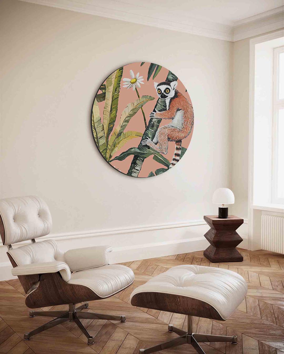 Lemur op palmboom – kleurrijke ronde wanddecoratie van WallArtistic