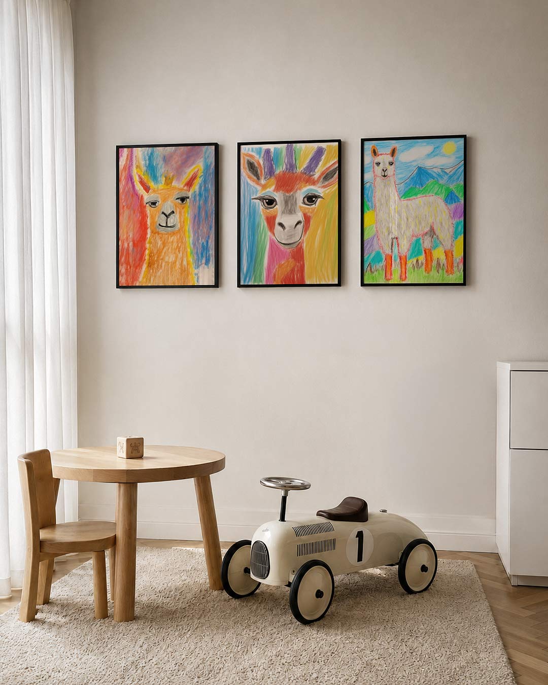 Kleurrijke lama portret posterset – tweede productweergave – een speelse lama met een oranje vacht en levendige