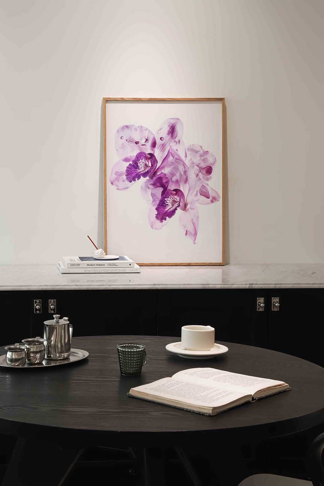 Paarse orchideeën – abstracte poster in staand formaat