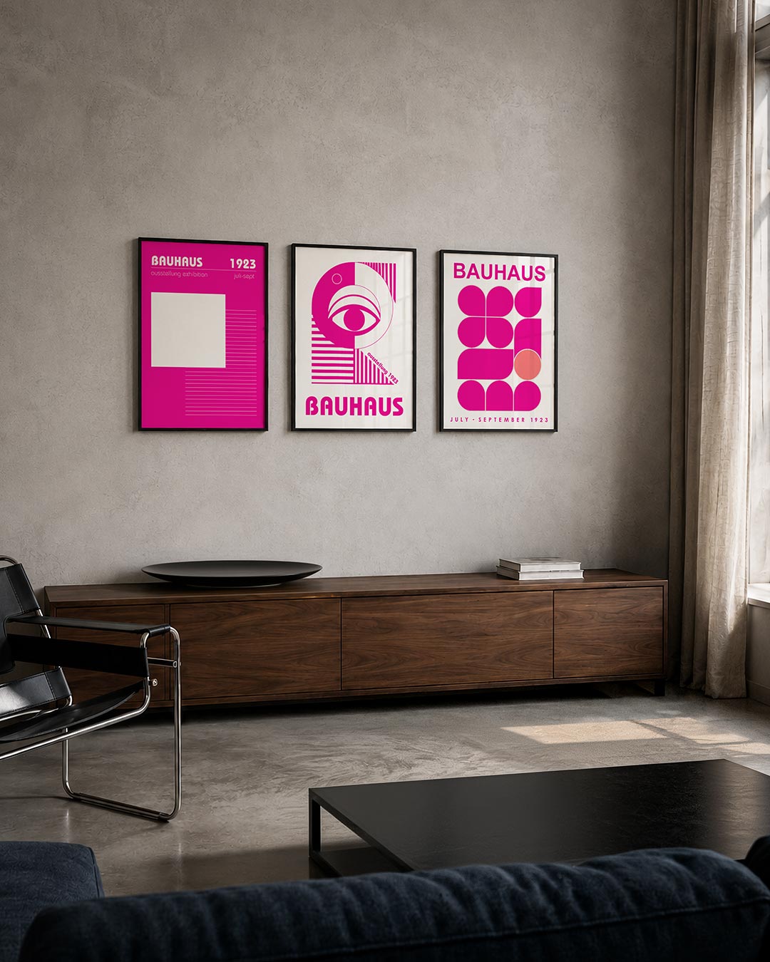 Kleur en lijnen driedelige posterset – een felroze achtergrond met een groot wit vierkant en dunne horizontale lijnen. De