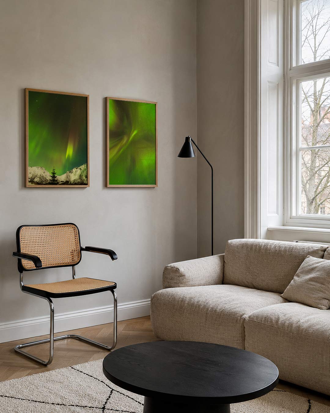 Licht en schaduw posterset – tweede productweergave – dansende groene en gele lichtsluiers boven besneeuwde bergen. Een
