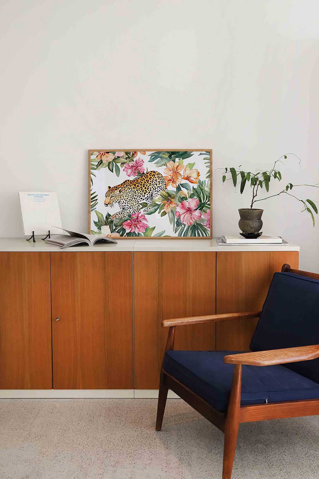 Luipaard en bloemen – liggende dieren wanddecoratie van WallArtistic