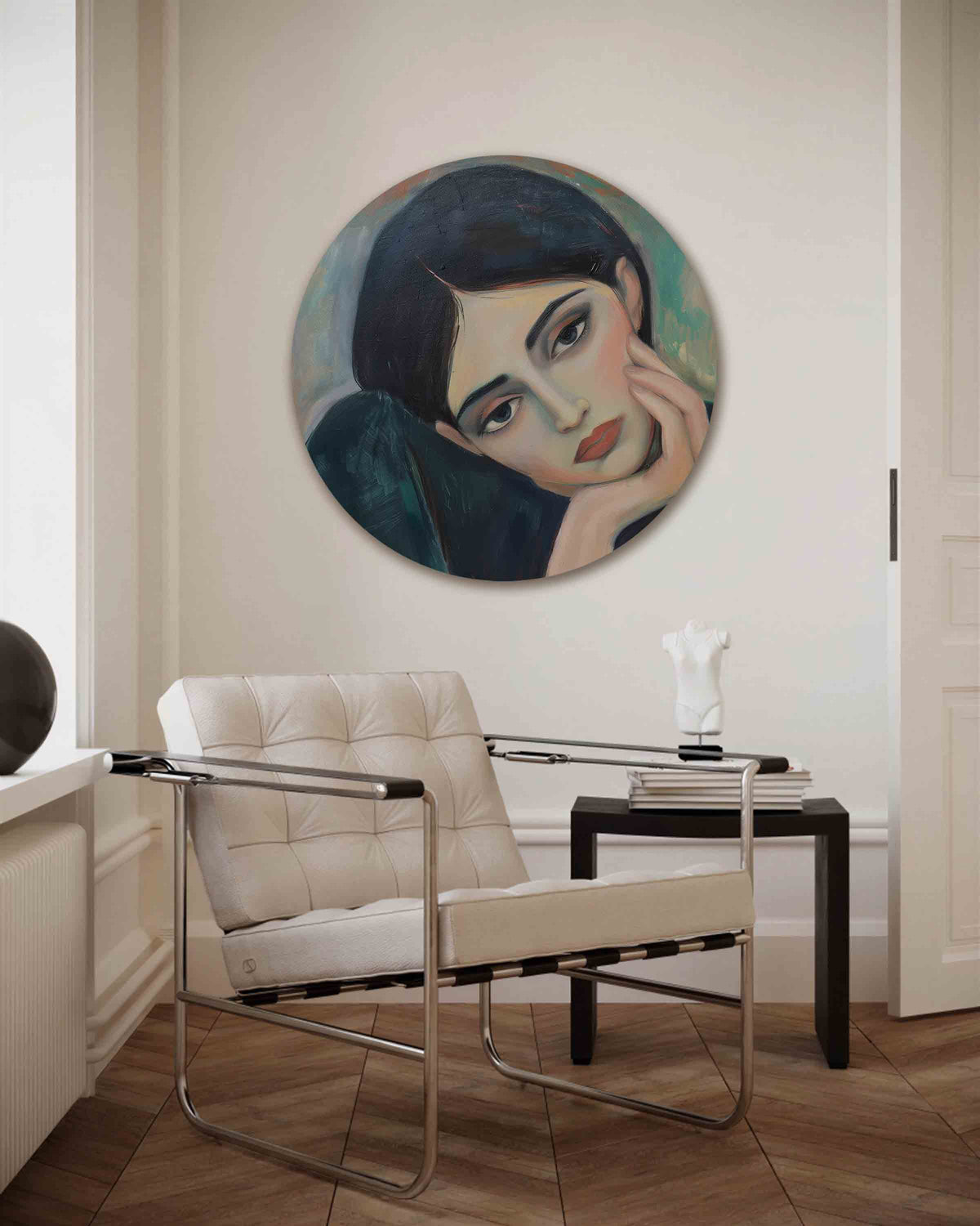 Portret van vrouw – kleurrijke muurcirkel als ronde wanddecoratie