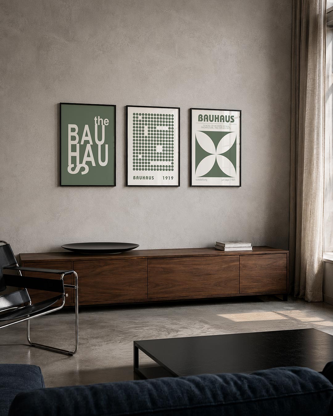 Typografisch spel driedelige posterset – witgekleurde letters vormen een speelse compositie op een grijsgroene achtergrond.