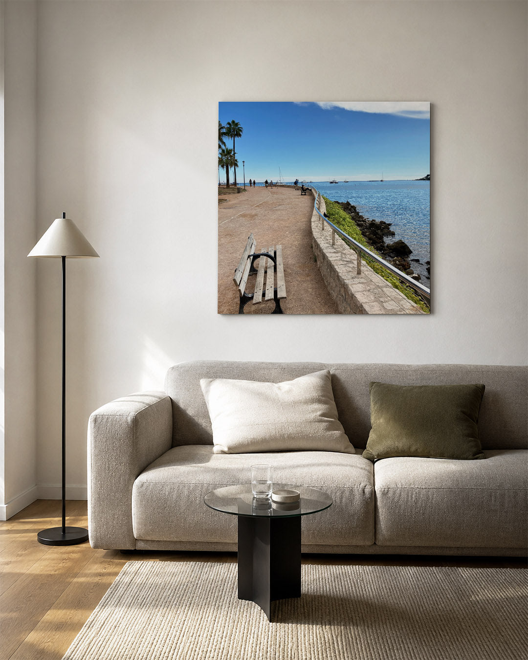 Zomerse kustwandeling kunstwerk – vierkante wanddecoratie – een zonnige promenade langs de kust met een helderblauwe lucht en