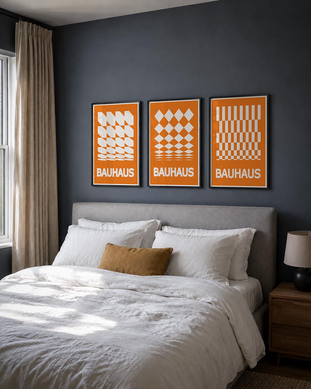 Vorm en kleur posterset – derde productweergave – een levendig spel van oranje en wit, met dynamische lijnen en blokken die