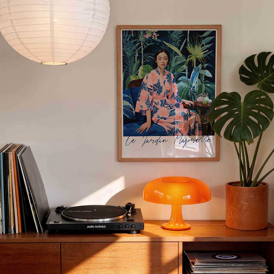 Vrouw in roze kimono – staande kleurrijke wanddecoratie van WallArtistic
