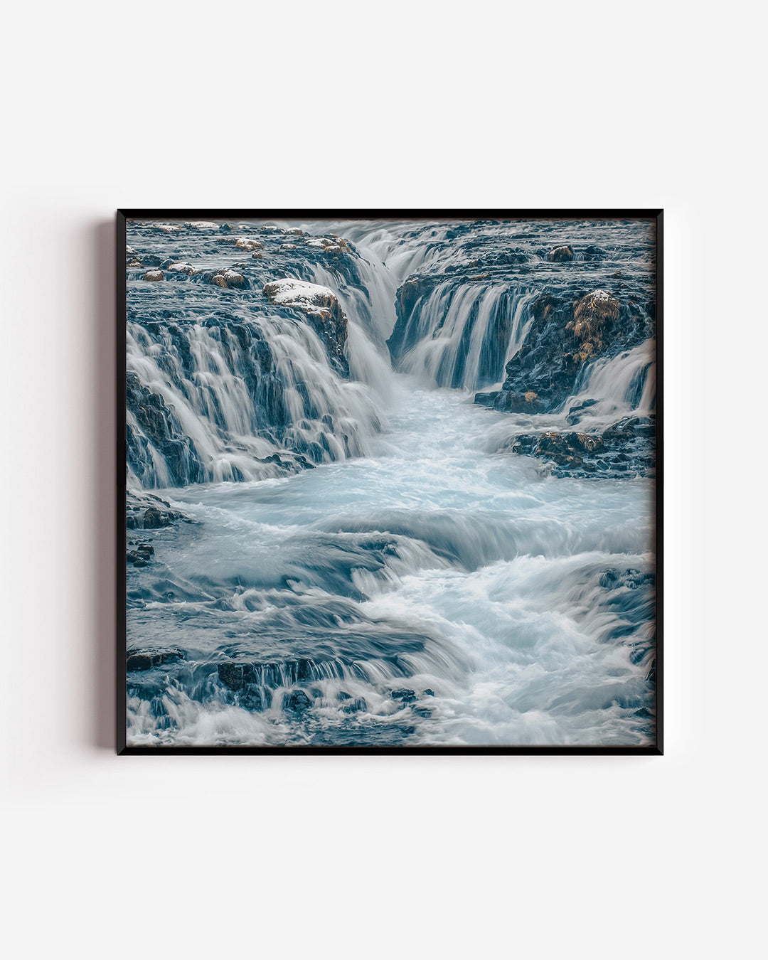 Dynamische waterval poster – vierkante wanddecoratie – deze poster toont een krachtige waterval met stromend water over