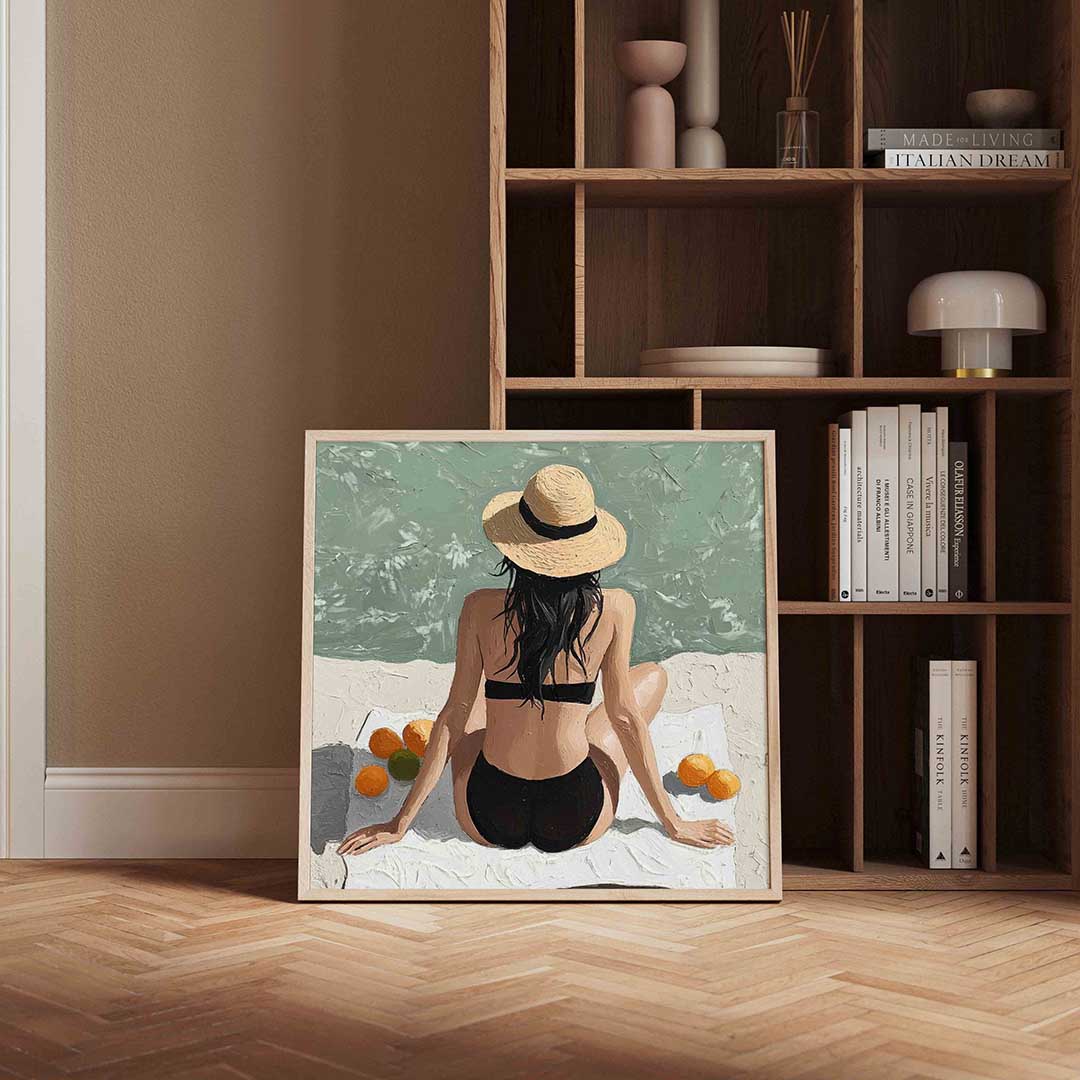 Vrouw op strand met hoed – moderne poster in vierkant formaat