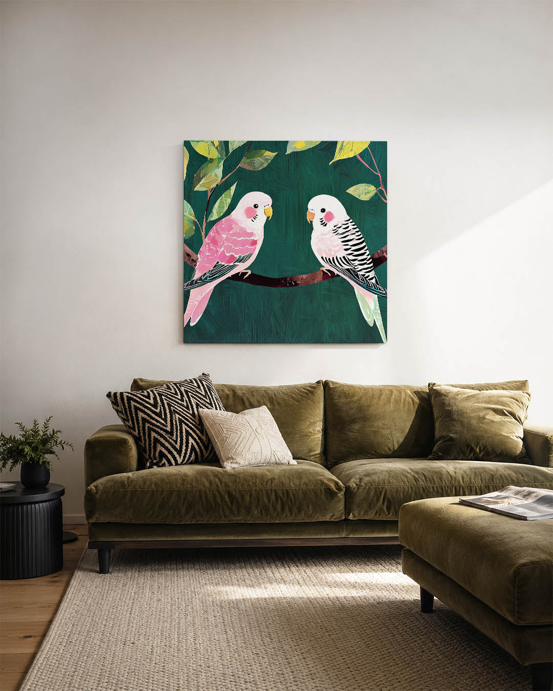 Vogels op tak kunstwerk – sfeerbeeld – dit werk toont twee kleurrijke vogels op een tak, omringd door bladeren. De levendige