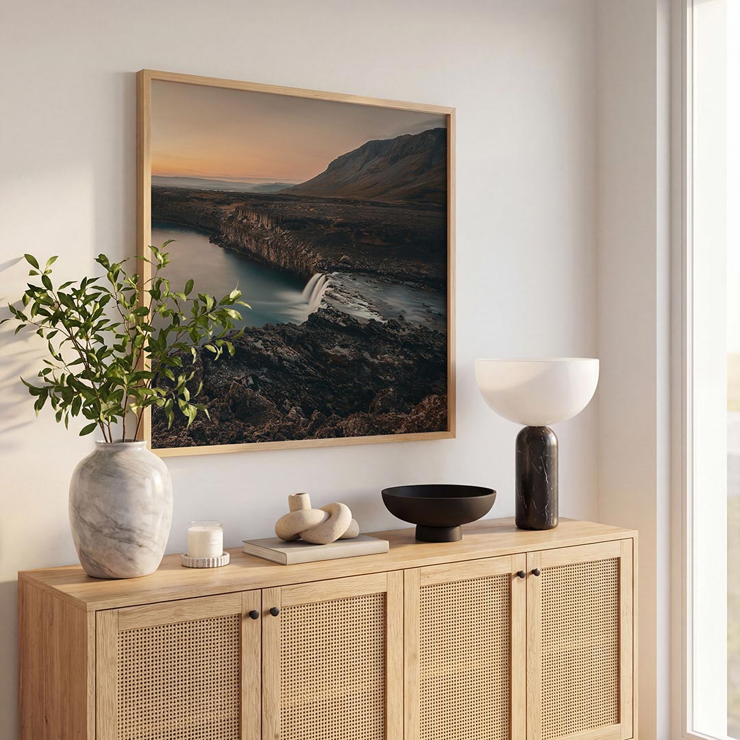 Rustige waterval landschap poster – tweede productweergave – een waterval stroomt over rotsen in een uitgestrekt landschap
