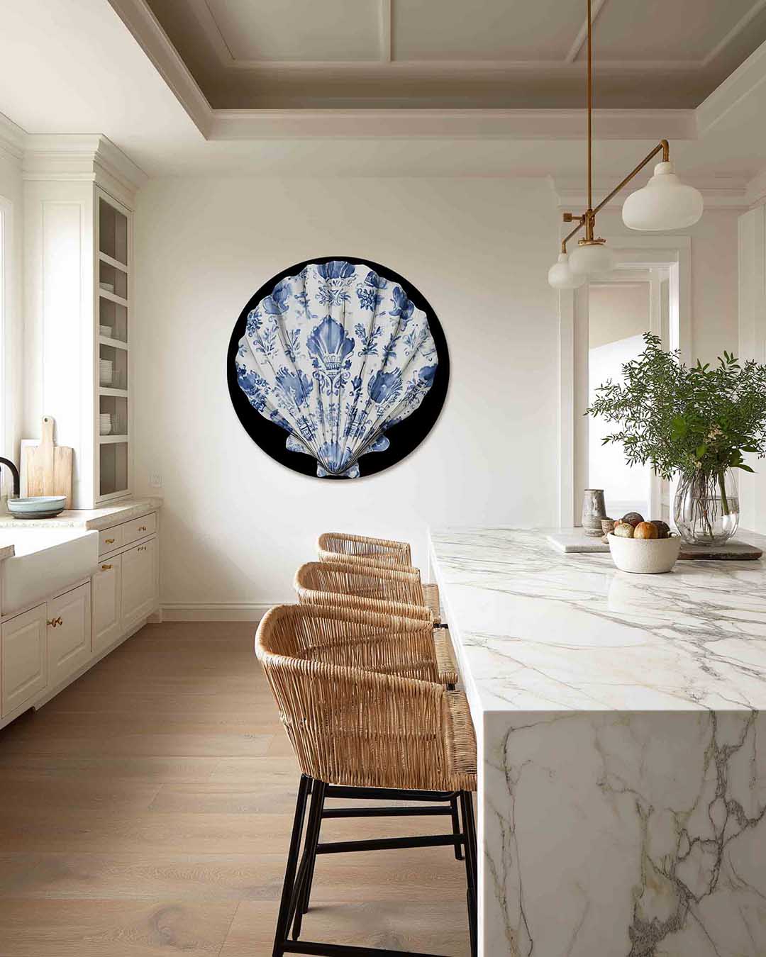 Blauw witte schelp – Pop Art muurcirkel als ronde wanddecoratie