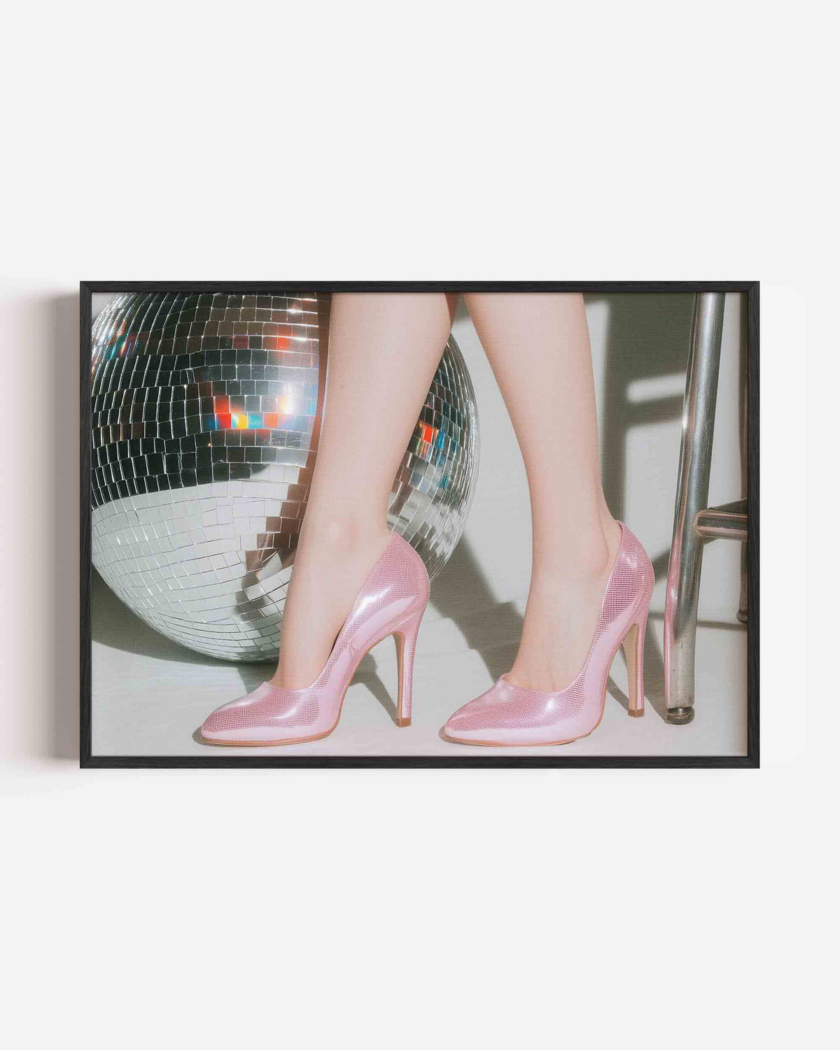 Roze schoenen en discobal – moderne landscape poster als wanddecoratie