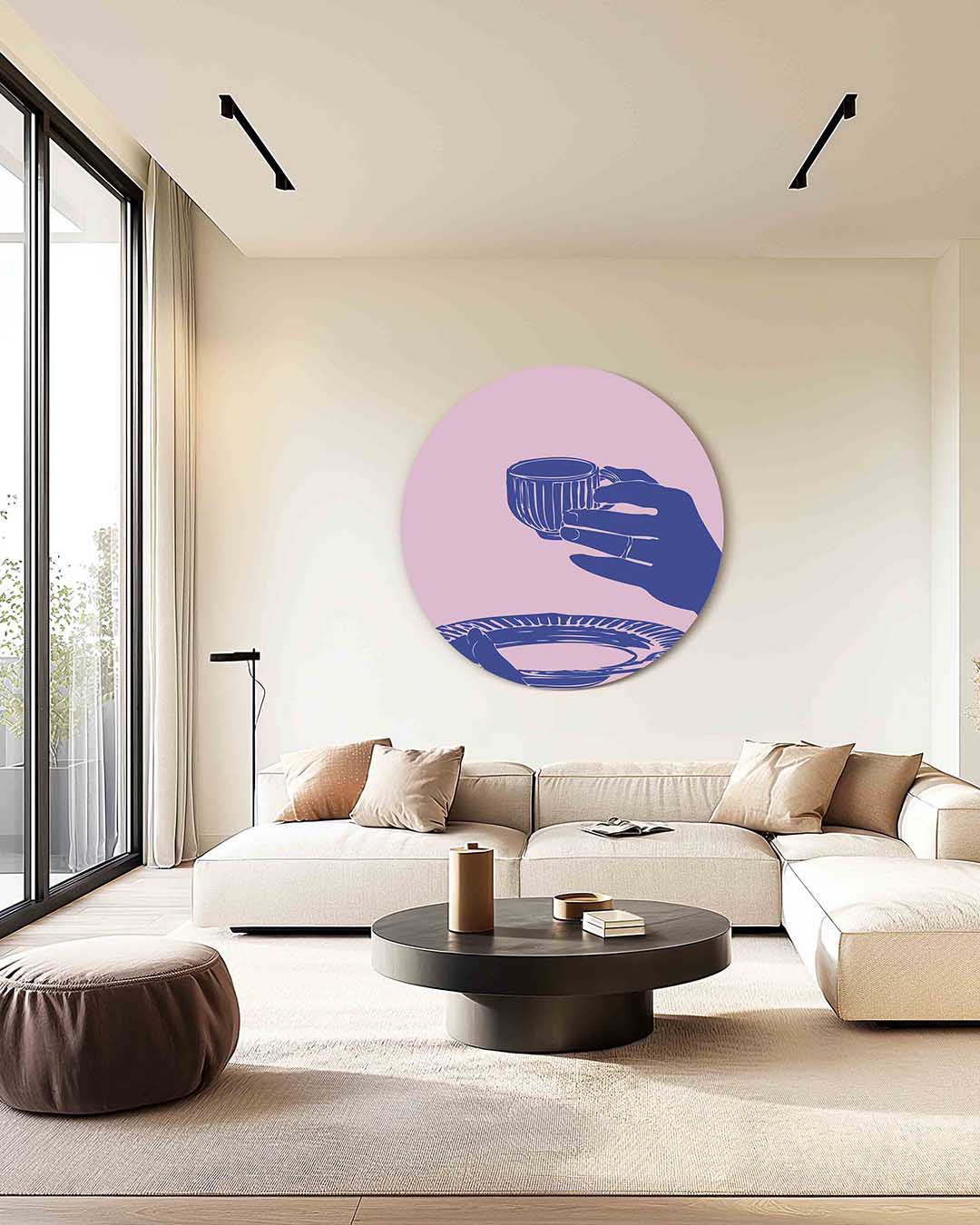 Handen met kop en schotel – kleurrijke muurcirkel als ronde wanddecoratie