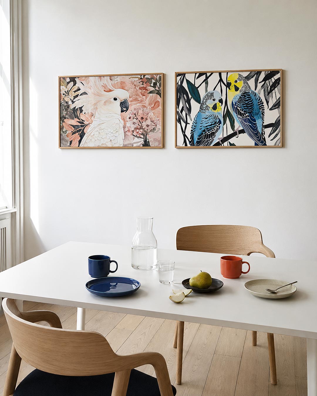 Interieurpresentatie van twee posters met een sierlijke witte vogel met een indrukwekkende kuif