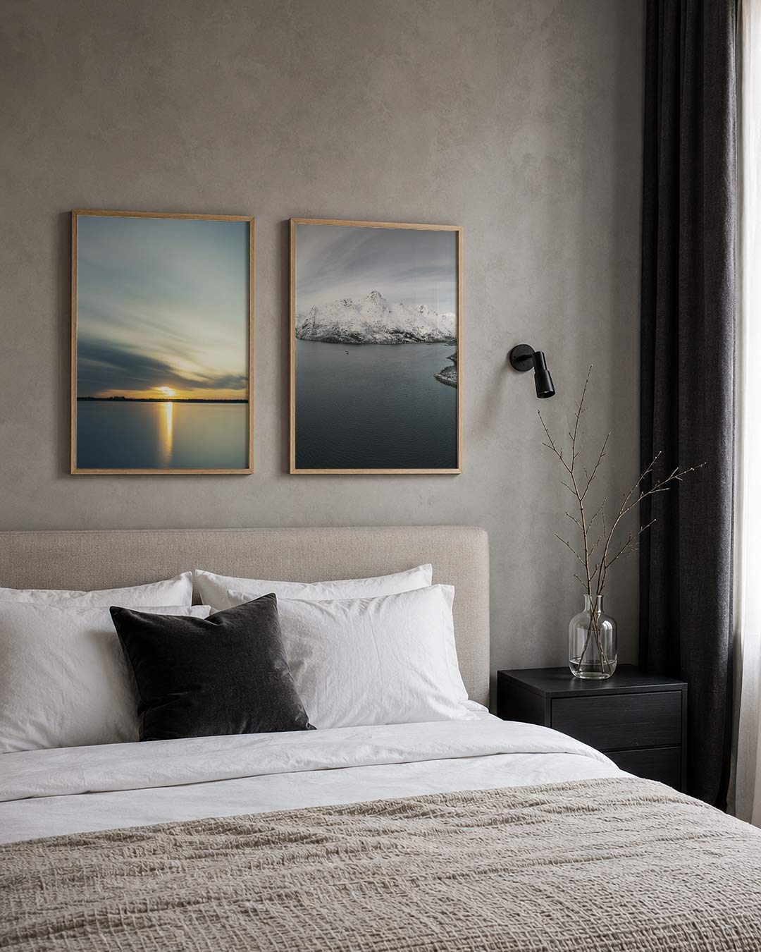 Licht en reflectie posterset – derde productweergave – een serene horizon met zachte, vloeiende lijnen. De lucht en het water
