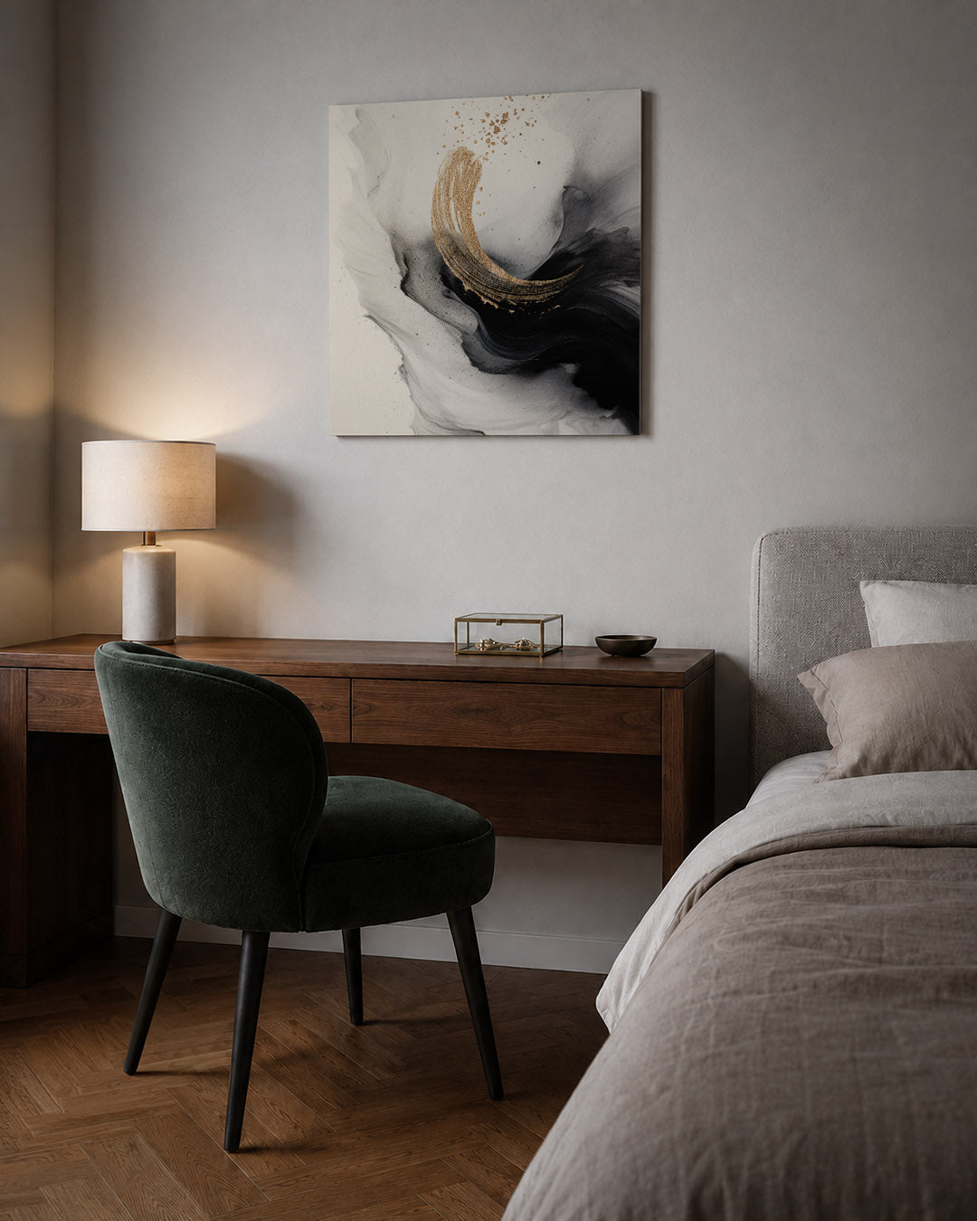 Dynamische vormen kunstwerk – sfeerbeeld – dit werk toont vloeiende zwarte en witte lijnen met een gouden accent, die samen
