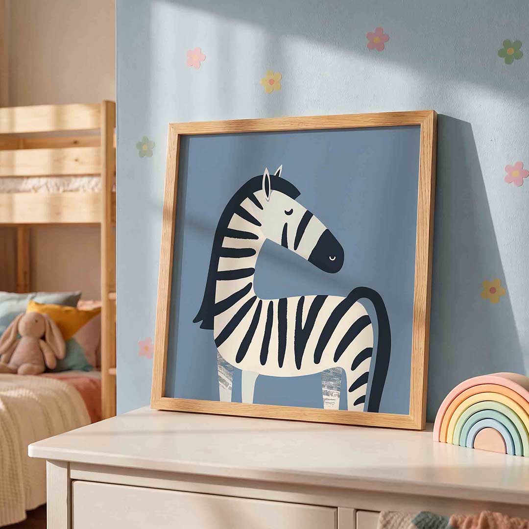 Zebra op blauwe achtergrond – speelse wandkunst als vierkante kinderposter