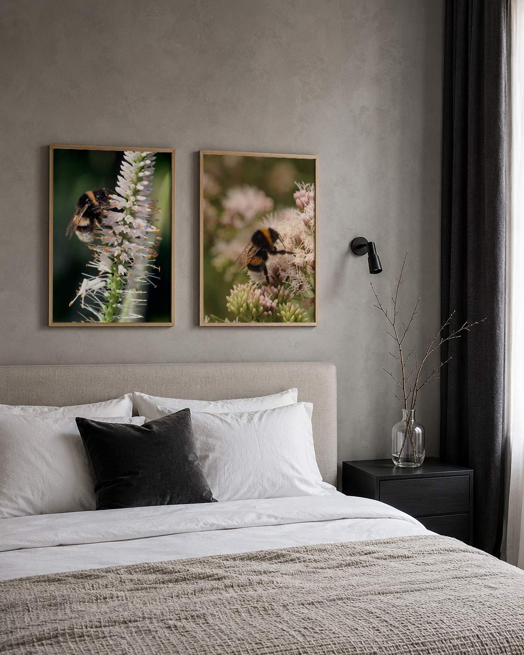 Natuurlijke harmonie posterset – derde productweergave – een bij op een witte bloem, met delicate bloemblaadjes en