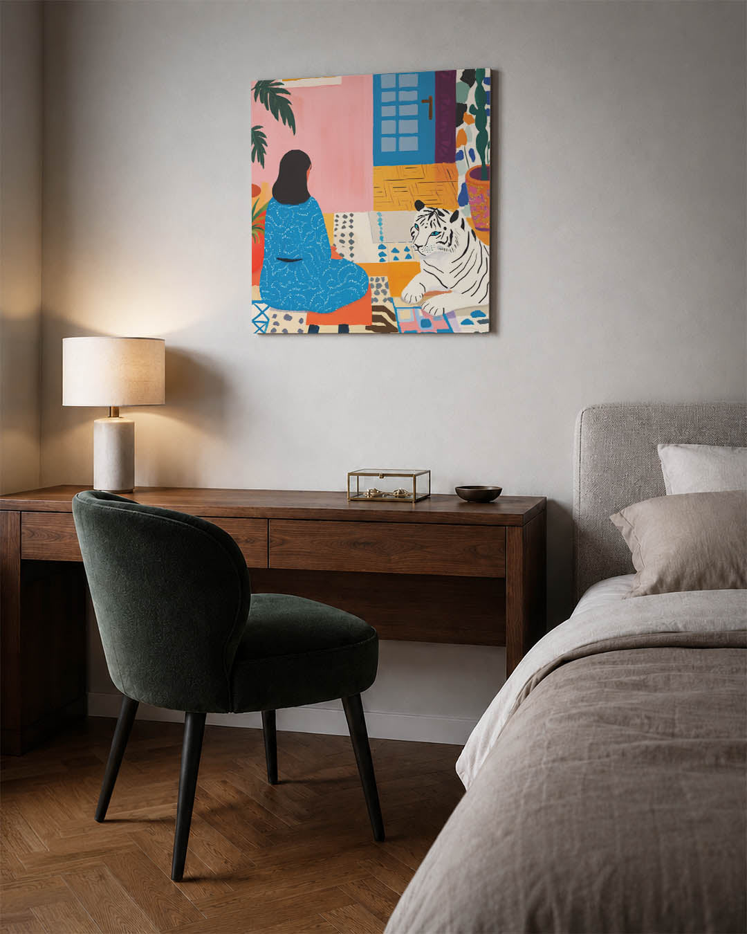 Interieur met tijger kunstwerk – materiaalweergave – dit werk toont een vrouw in een kleurrijke kamer met een witte tijger.