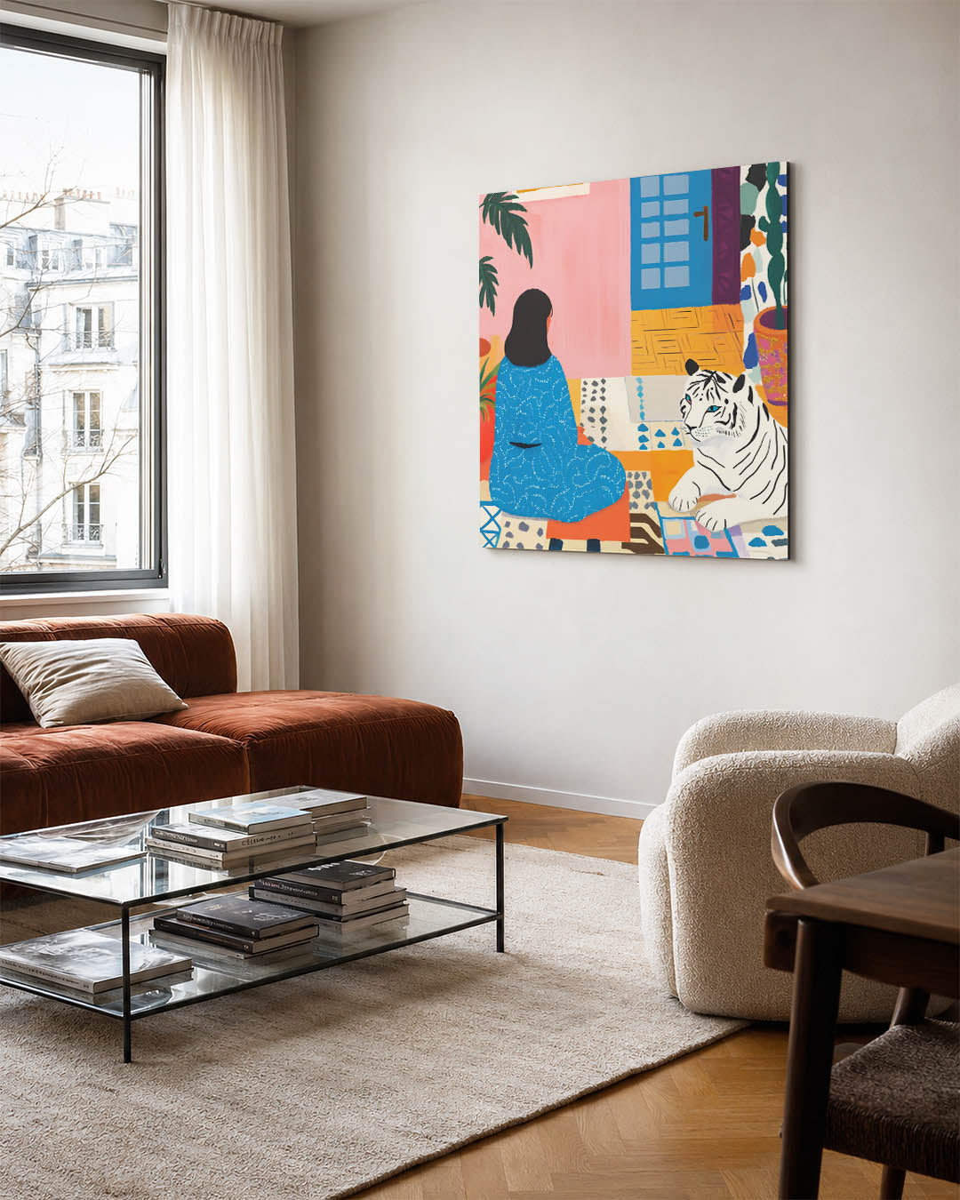 Interieur met tijger kunstwerk – vierkante wanddecoratie – dit werk toont een vrouw in een kleurrijke kamer met een witte
