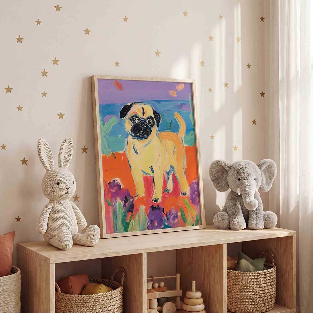 Mopshond in kleurrijk landschap – staande kinderkamer wanddecoratie van WallArtistic