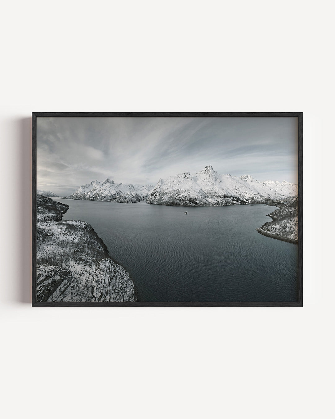 Rustige berglandschap poster – liggende wanddecoratie – deze poster toont een berglandschap met besneeuwde toppen en een