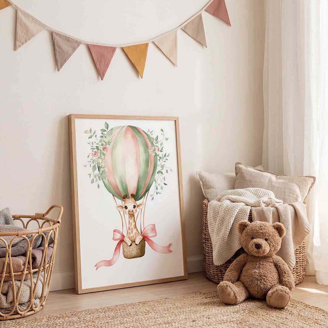 Giraffe in luchtballon – speelse wandkunst als portret kinderposter