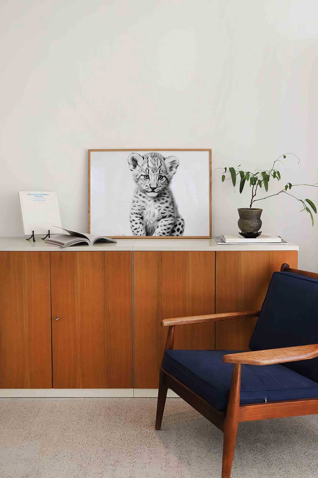 Jonge luipaard – liggende dieren wanddecoratie van WallArtistic