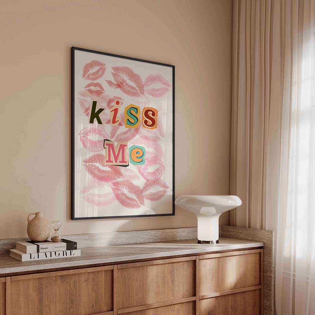 Kiss me – kleurrijke Pop Art poster in staand formaat