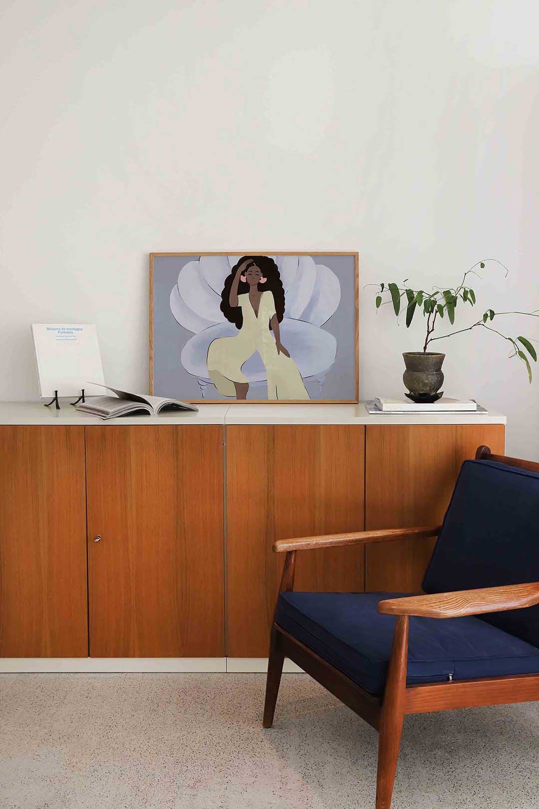 Vrouw op schelpstoel – moderne landscape wanddecoratie van WallArtistic
