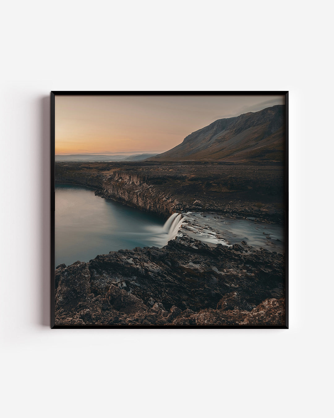Rustige waterval landschap poster – vierkante wanddecoratie – een waterval stroomt over rotsen in een uitgestrekt landschap