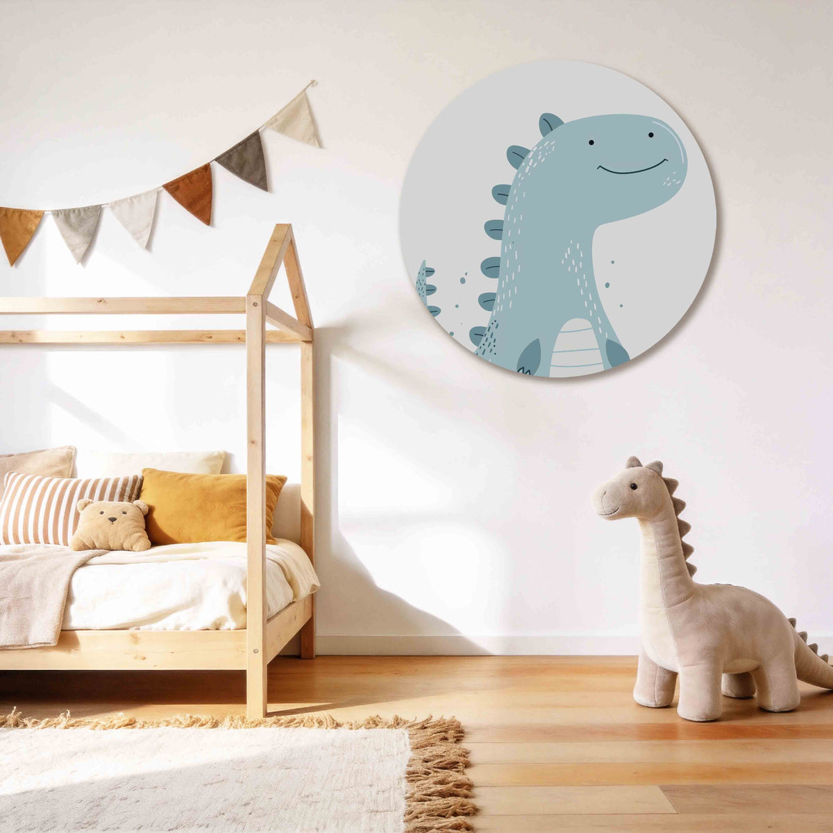 Blauwe dinosaurus Muurcirkel – tweede productweergave – Een vriendelijke blauwe dinosaurus met een glimlach en schubben op