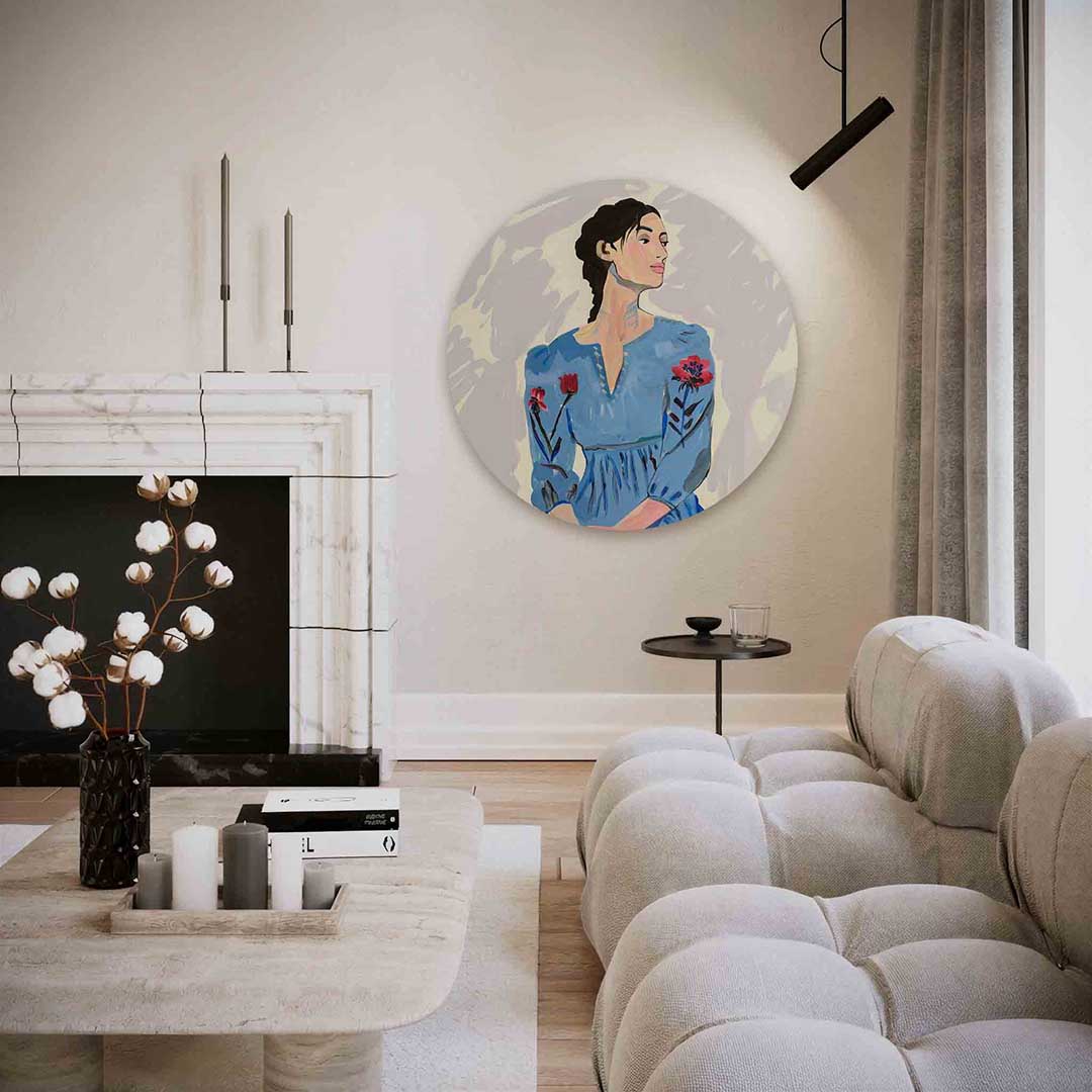 Vrouw in blauwe jurk – abstracte textuur muurcirkel als wanddecoratie