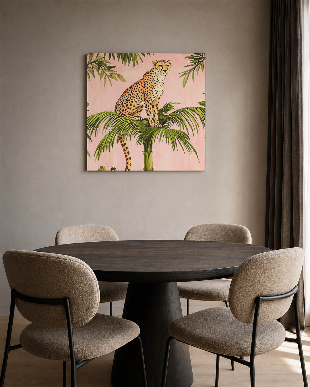 Luipaard op palm kunstwerk – derde productweergave – dit werk toont een luipaard zittend op een palmboom tegen een roze