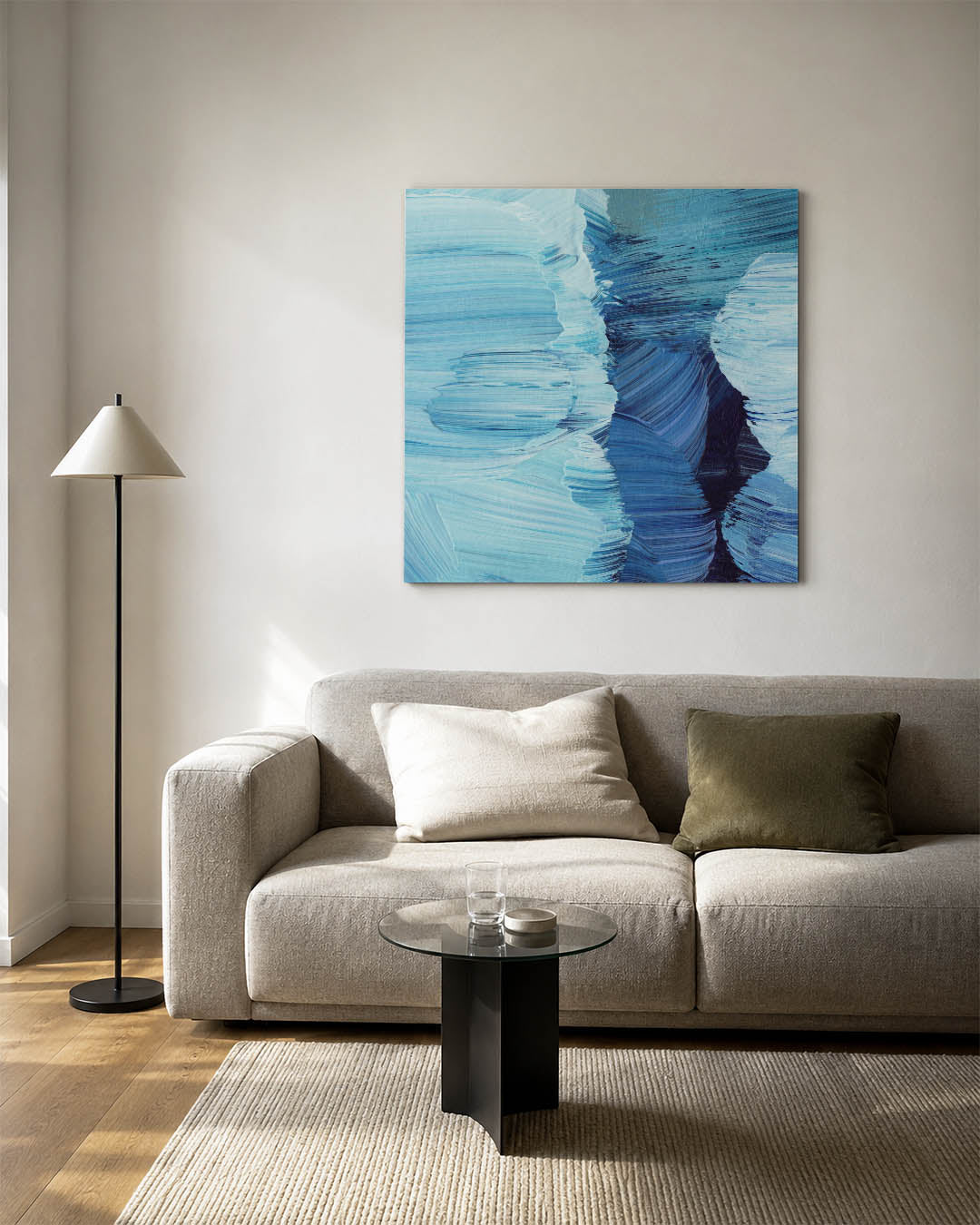 Dynamische blauwe borstels kunstwerk – detailweergave – dit werk toont vloeiende penseelstreken in diverse blauwtinten. De