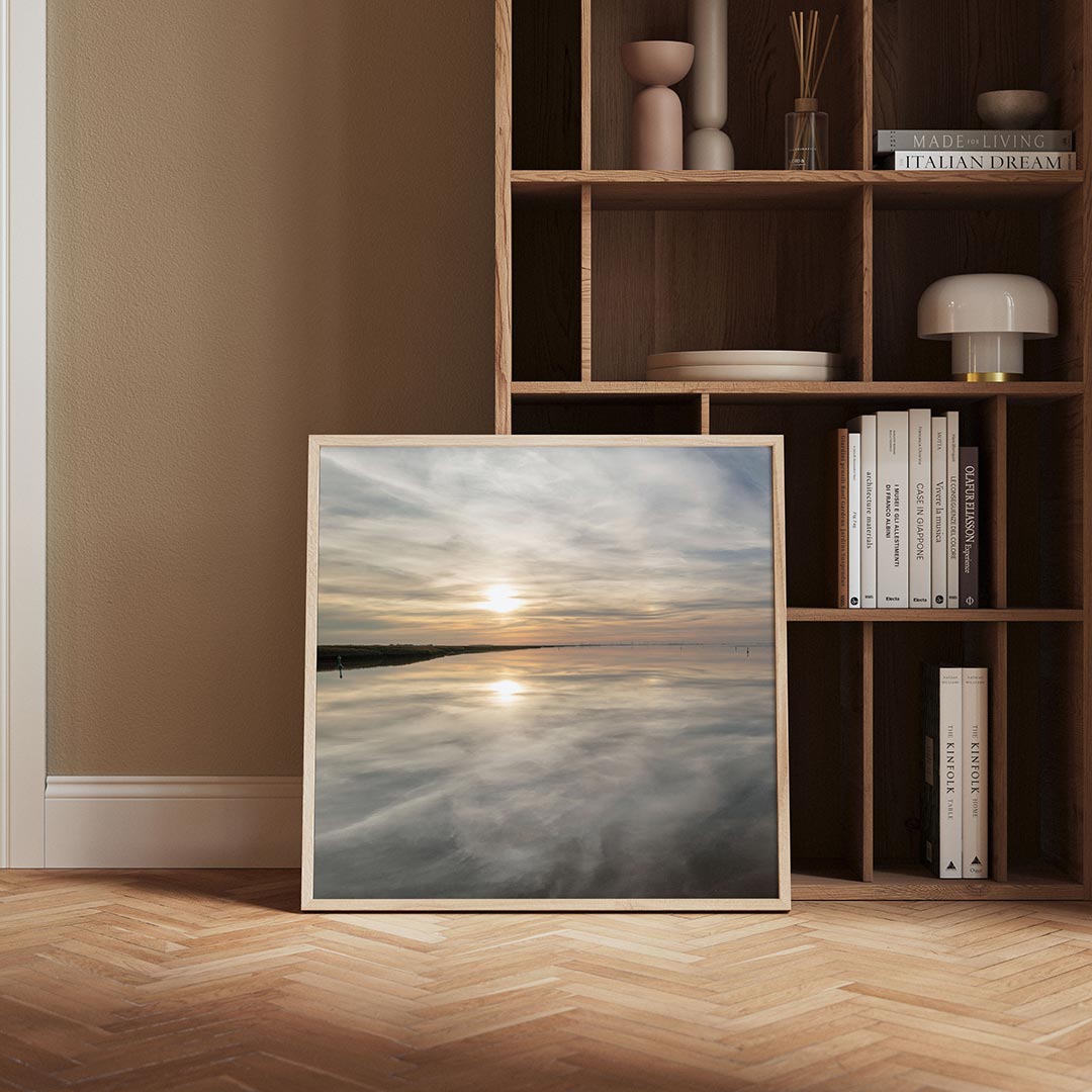 Rustige zonsondergang poster – derde productweergave – een zonsondergang weerspiegelt op een kalm wateroppervlak, met wolken