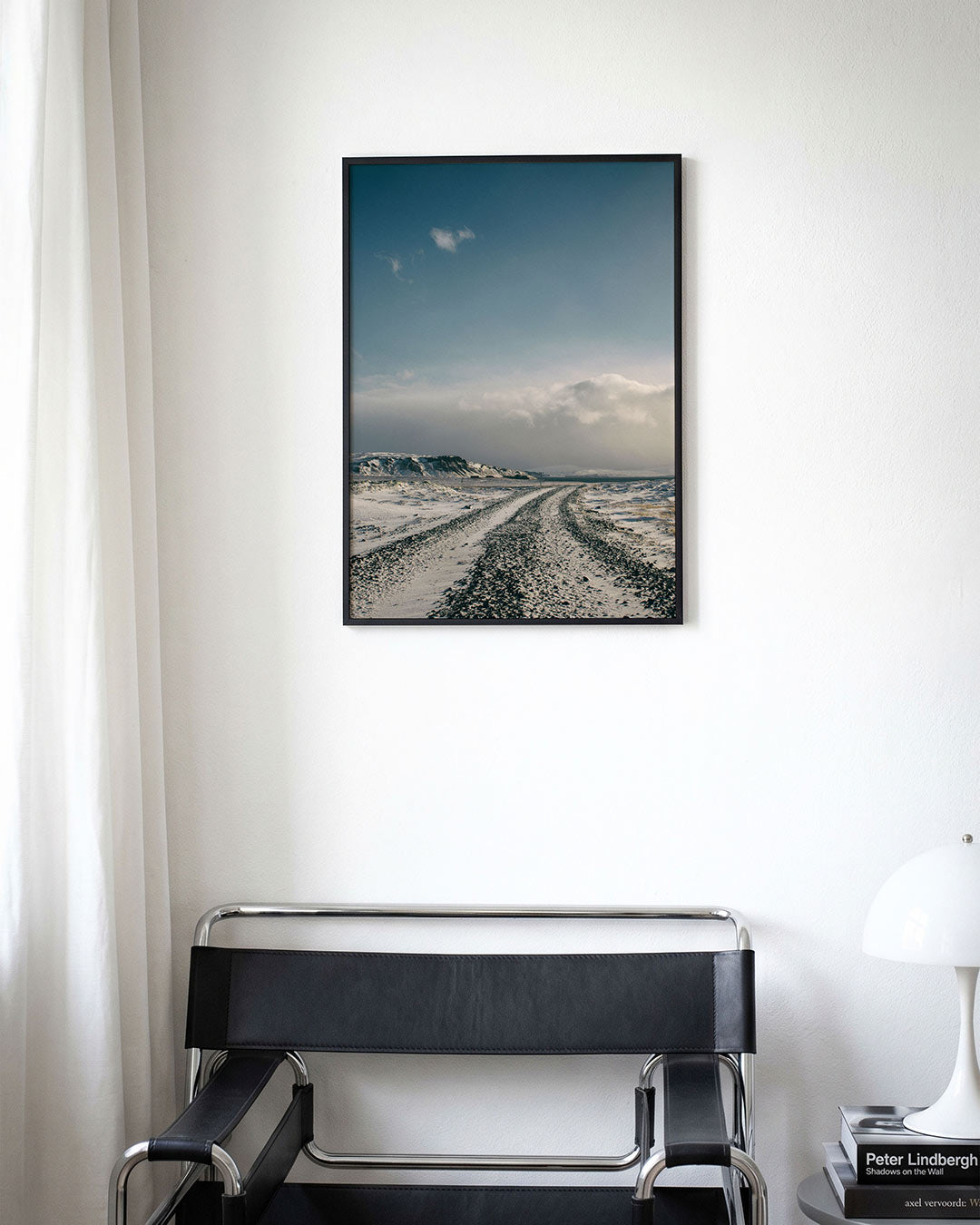 Weg in winterlandschap poster – derde productweergave – een kronkelende weg leidt door een besneeuwd landschap onder een