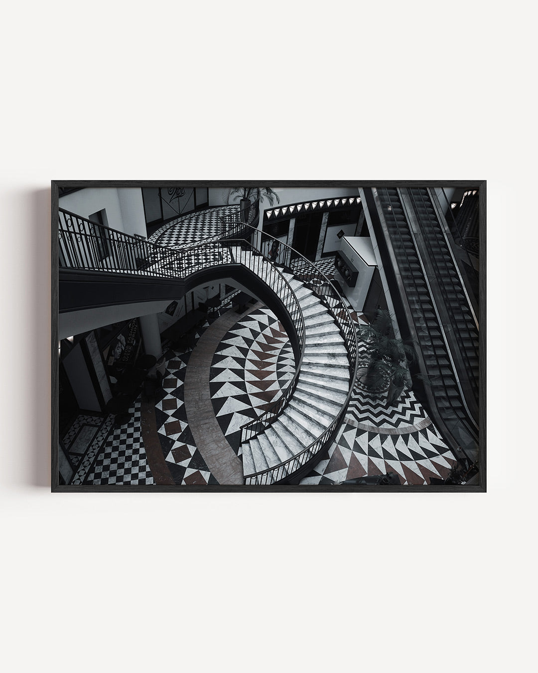 Geometrische trappen poster – liggende wanddecoratie – deze poster toont een spiraalvormige trap met geometrische patronen en