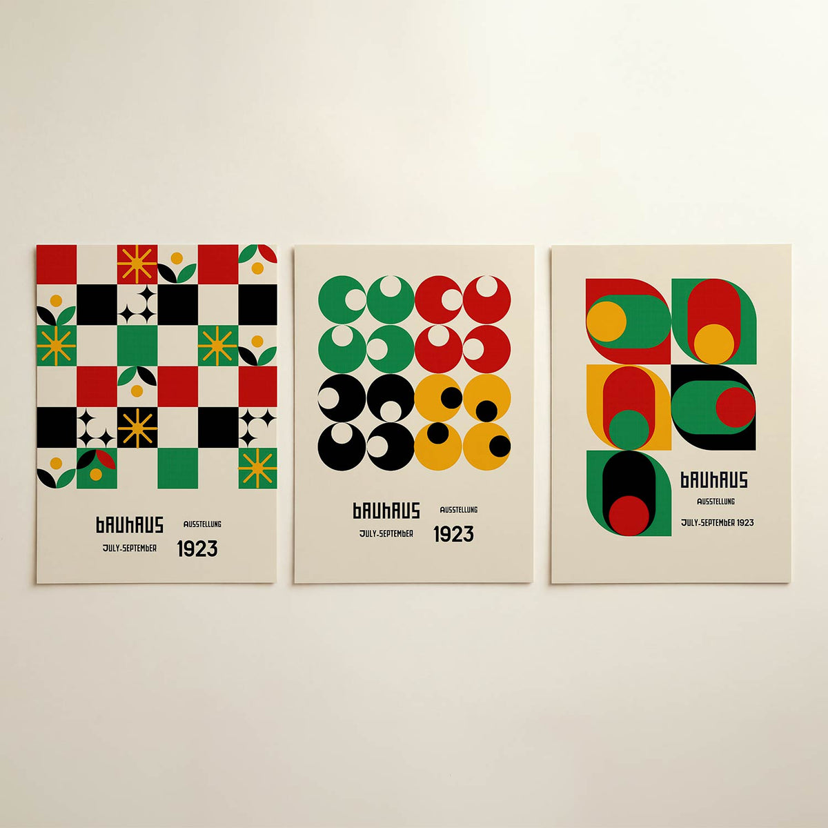 Vorm en kleurenspel posterset – detailweergave – deze posterset in drie delen toont een levendig patroon van vierkanten en