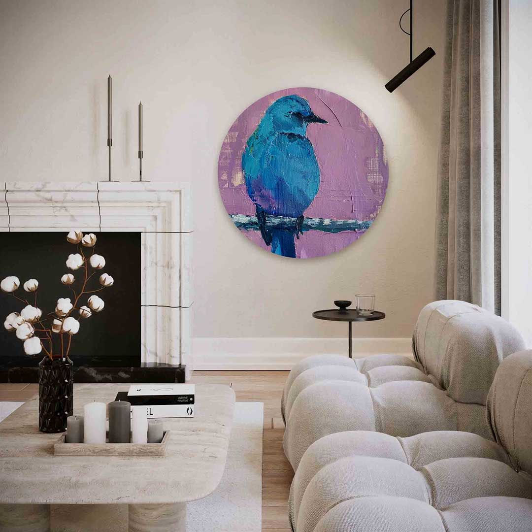 Blauwe vogel op paarse achtergrond – abstracte textuur muurcirkel als wanddecoratie