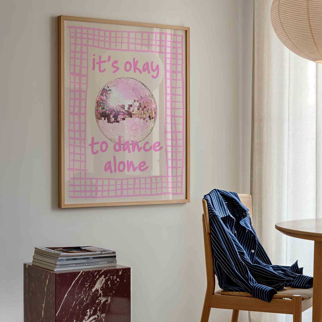 Roze discobal – kleurrijke illustratie poster in staand formaat