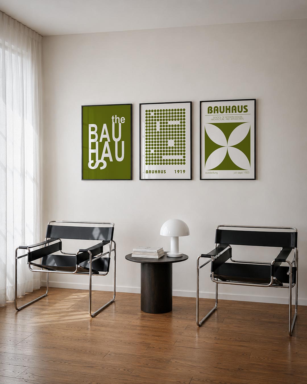 Typografisch spel driedelige posterset – witgekleurde letters dansen speels op een olijfgroene achtergrond. De letters