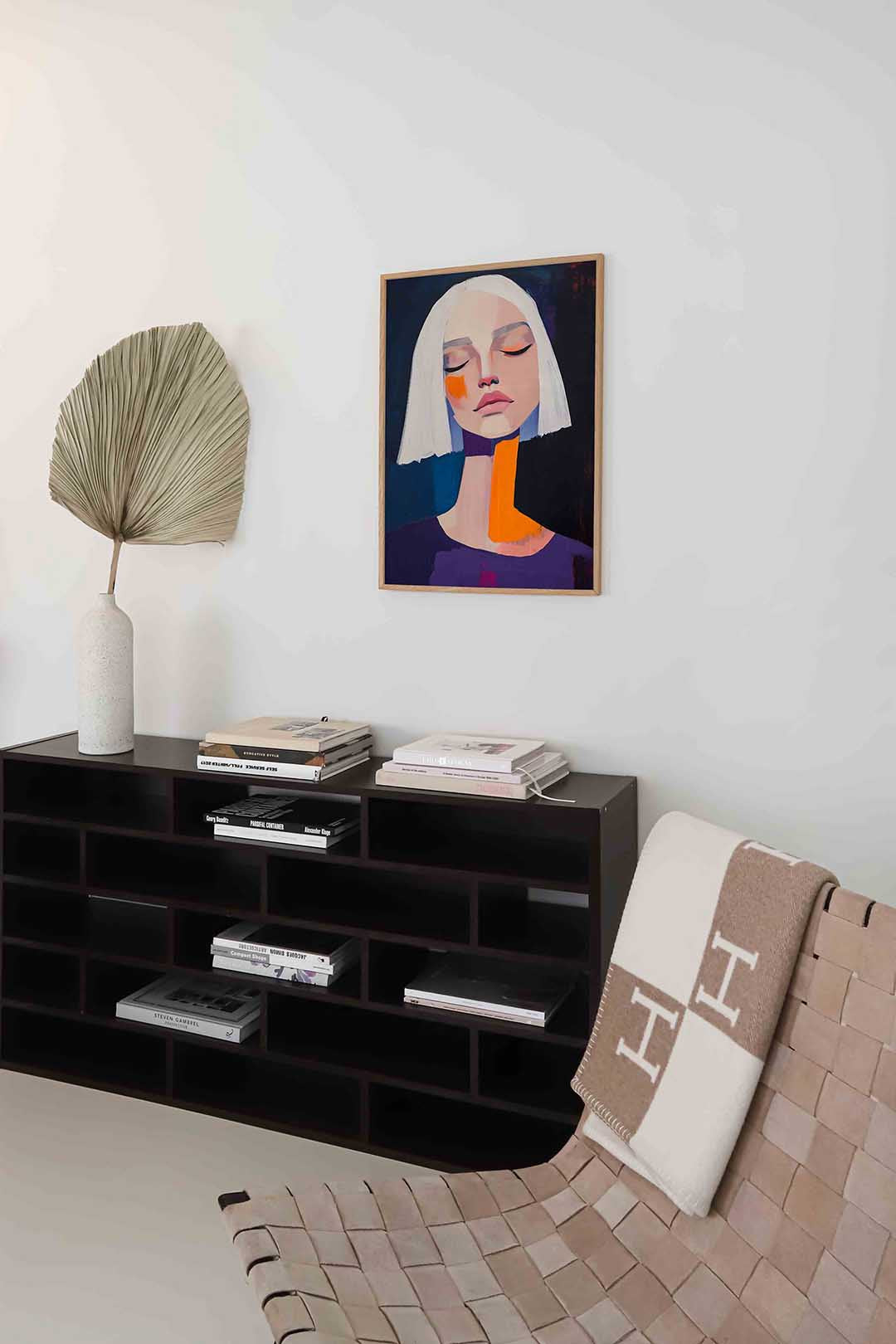 Vrouw met witte haren – staande moderne wanddecoratie van WallArtistic