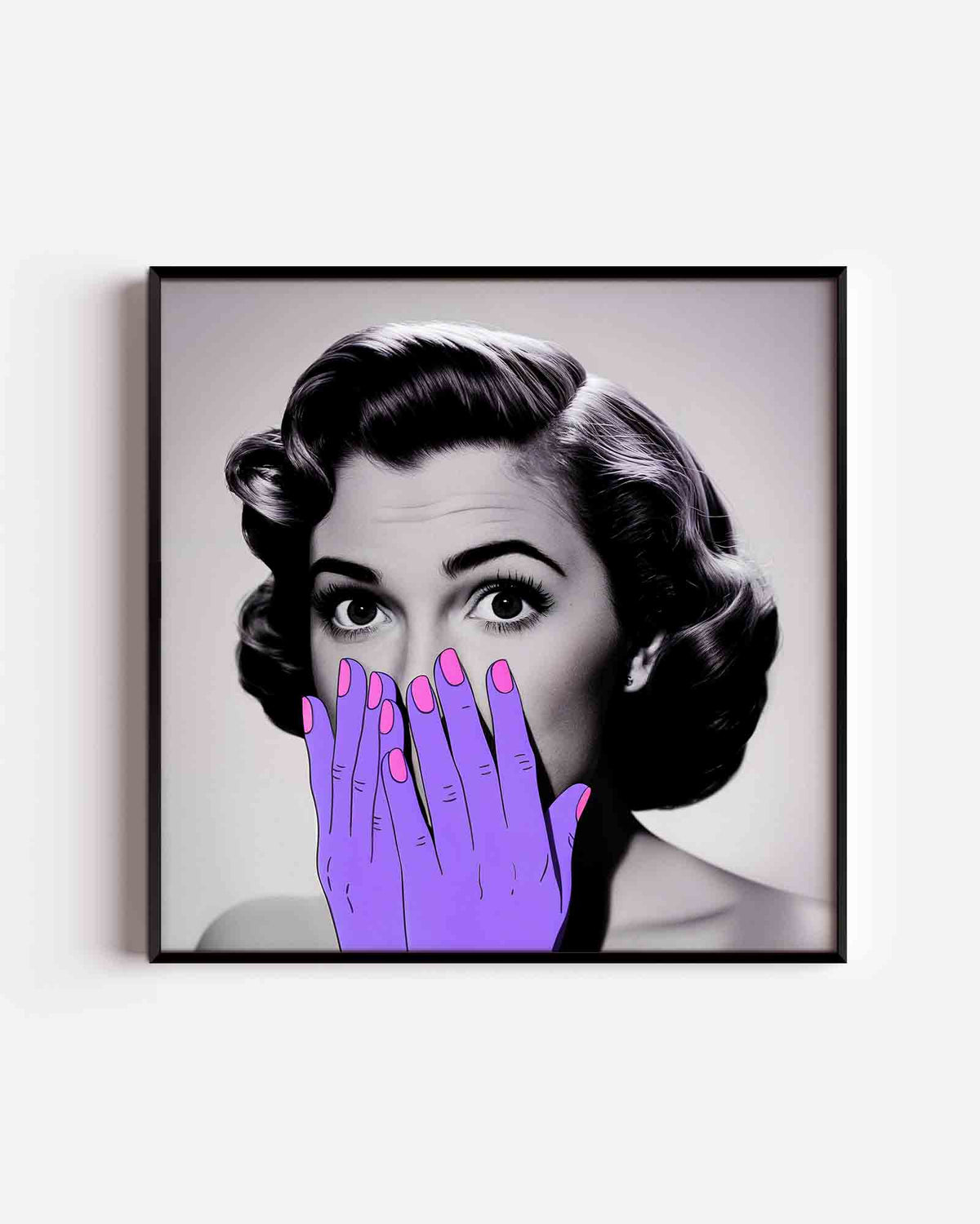 Vrouw met paarse handen – Pop Art vierkante poster als wanddecoratie