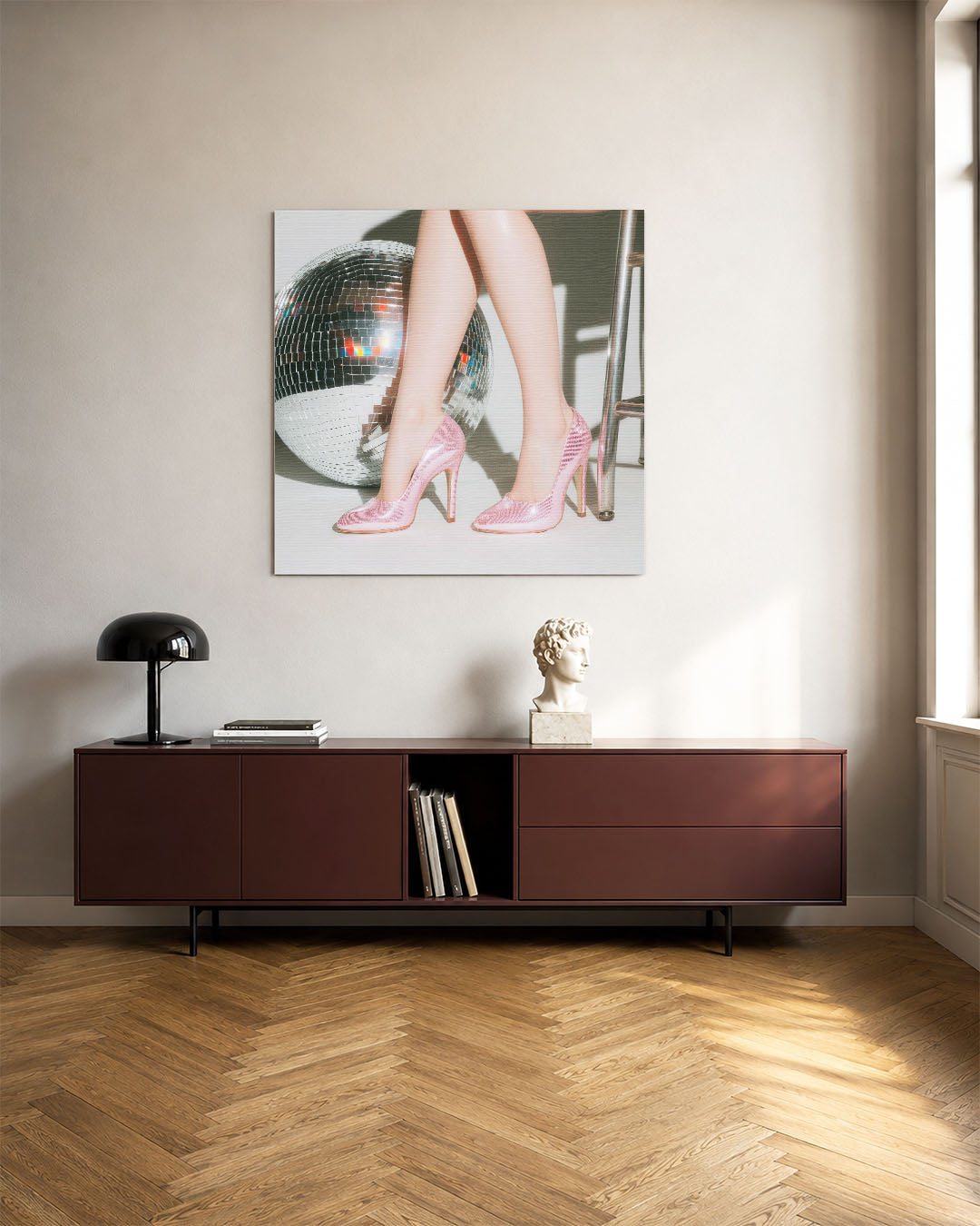 Glamour en reflectie kunstwerk – tweede productweergave – dit werk toont elegante roze schoenen naast een glinsterende bal.