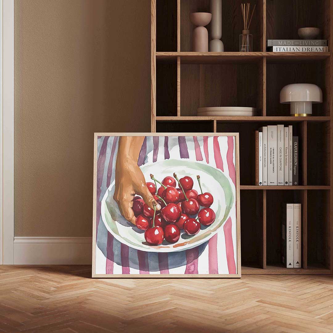 Hand met kersen – moderne poster in vierkant formaat
