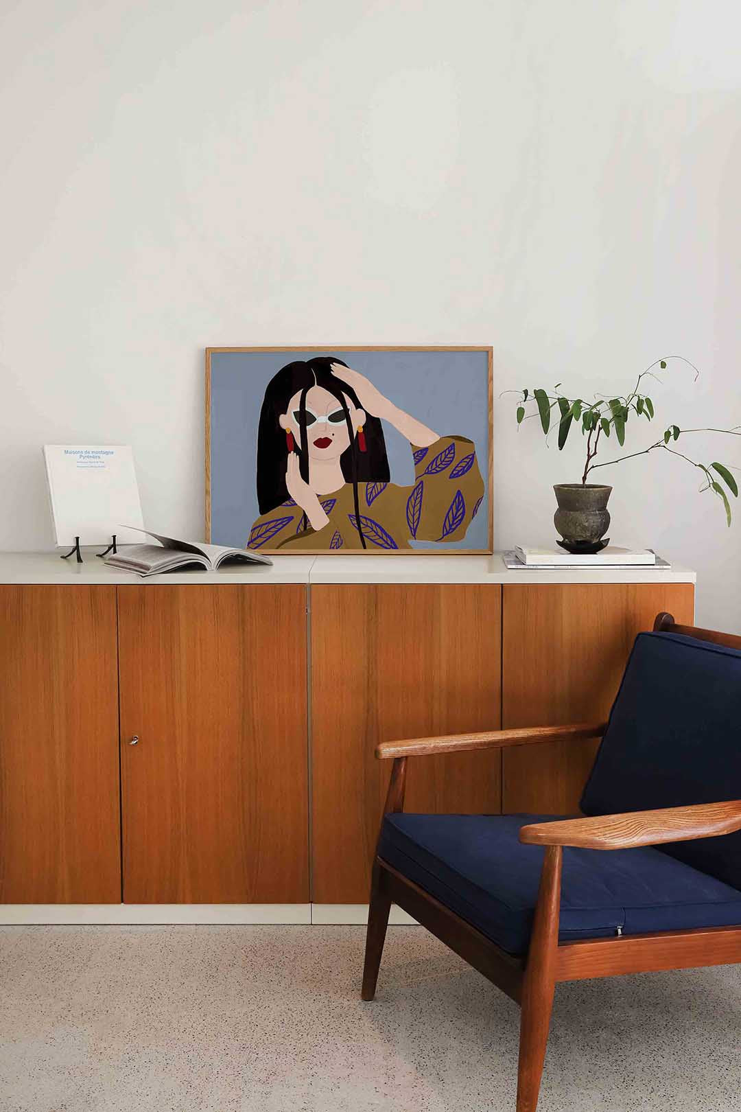 Vrouw met zonnebril – moderne landscape wanddecoratie van WallArtistic