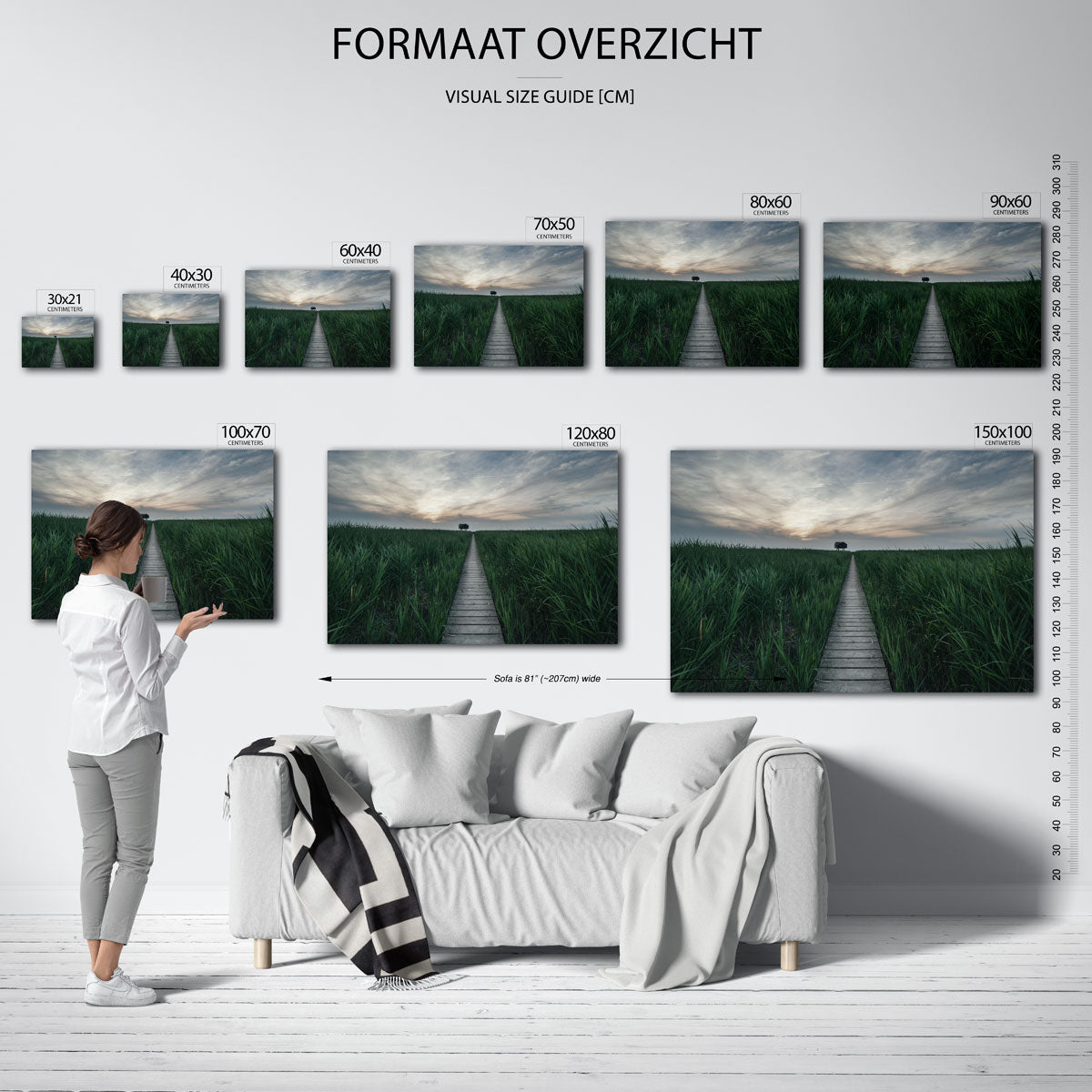 Rustige landschapspad poster – sfeerbeeld – een houten pad leidt door groene velden naar een silhouet van een huisje onder
